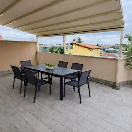 Attico Luminoso Con Terrazzo E Parcheggio Gratuito *