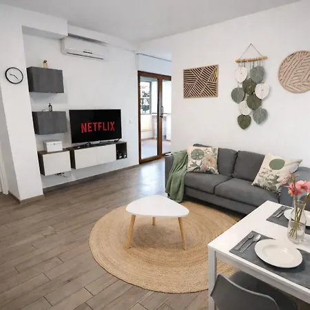 Attico Luminoso Con Terrazzo E Parcheggio Gratuito Appartamento *