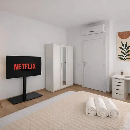 Appartamento Attico Luminoso Con Terrazzo E Parcheggio Gratuito *